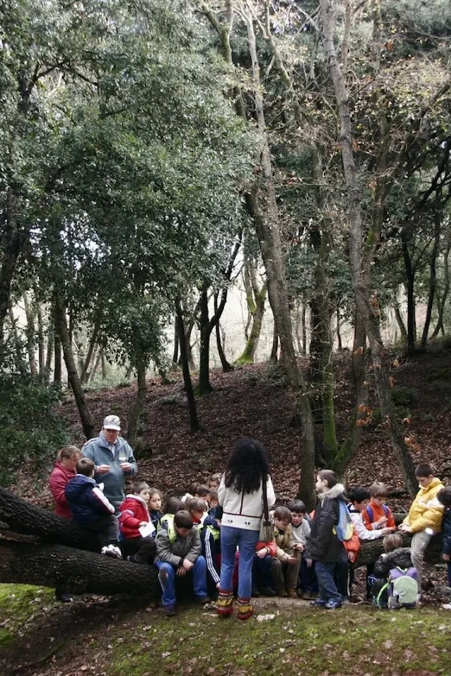 Gruppo di ragazzi in trekking nel parco della maremma con una Guida