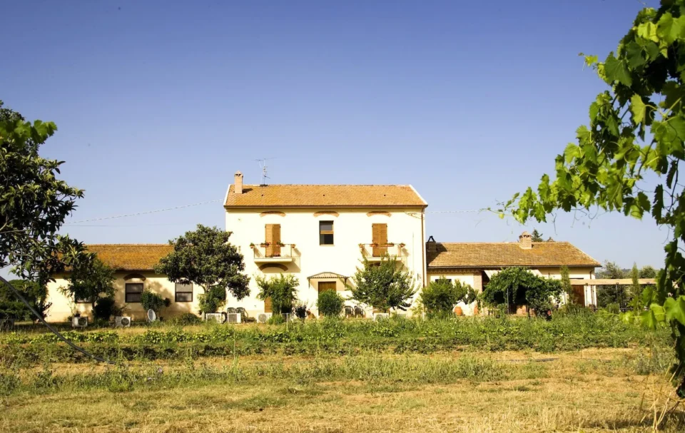 Facciata del nostro agriturismo nel parco della Maremma Toscana. Immerso nella Natura
