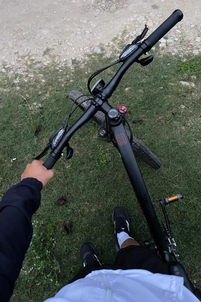 Persona su una Mountain Bike nel parco della Maremma Toscana che ha soggiornato presso l'agriturismo La Pulledraia