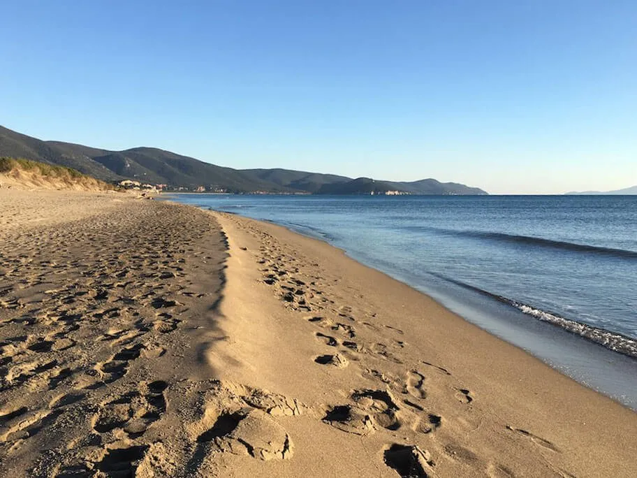 Strand in der Nähe des Maremma-Parks, ein paar Schritte vom Bauernhaus entfernt